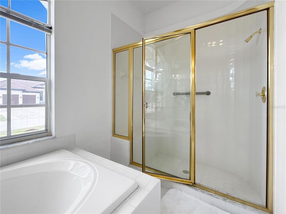 Activo con contrato: $688,000 (3 camas, 3 baños, 2332 Pies cuadrados)