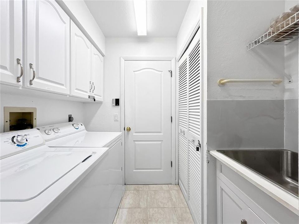 Activo con contrato: $688,000 (3 camas, 3 baños, 2332 Pies cuadrados)