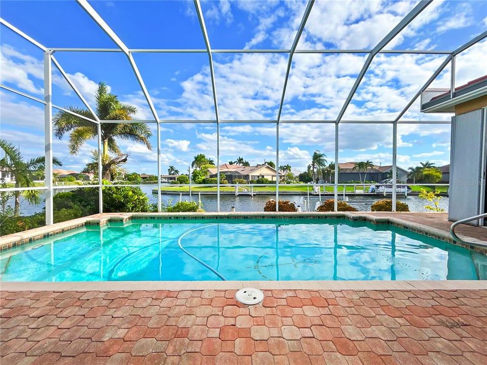 Activo con contrato: $688,000 (3 camas, 3 baños, 2332 Pies cuadrados)