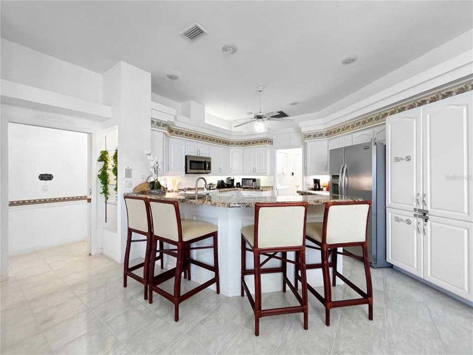 Activo con contrato: $688,000 (3 camas, 3 baños, 2332 Pies cuadrados)