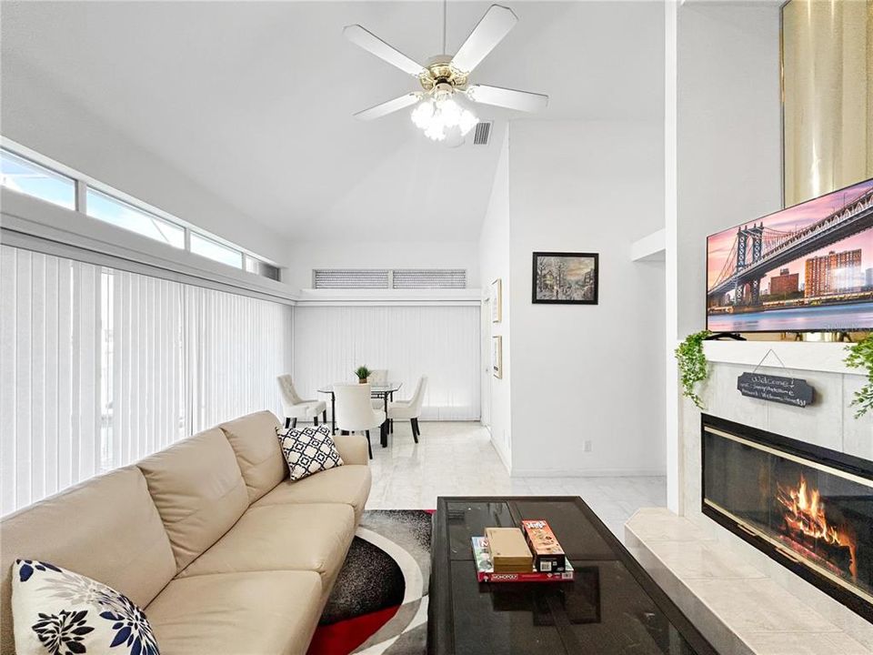 Activo con contrato: $688,000 (3 camas, 3 baños, 2332 Pies cuadrados)