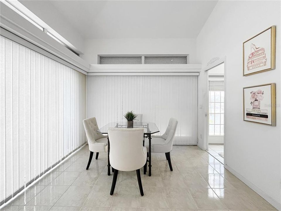 Activo con contrato: $688,000 (3 camas, 3 baños, 2332 Pies cuadrados)
