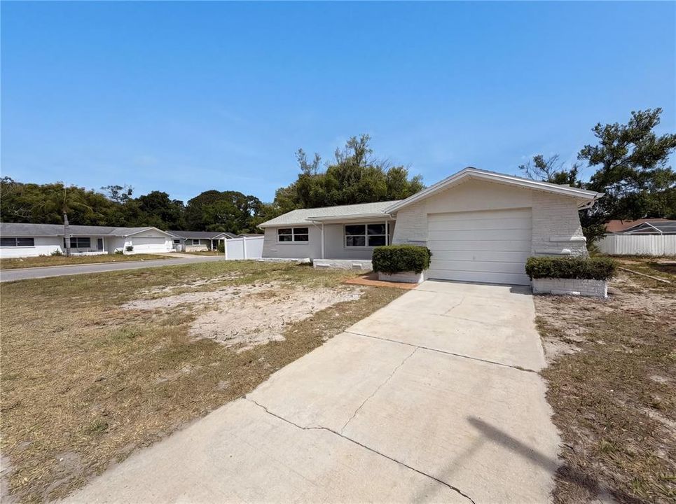 Activo con contrato: $245,000 (2 camas, 2 baños, 1310 Pies cuadrados)