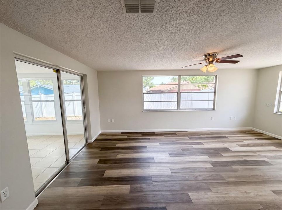 Activo con contrato: $245,000 (2 camas, 2 baños, 1310 Pies cuadrados)