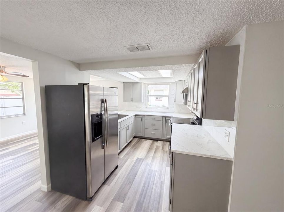 Activo con contrato: $245,000 (2 camas, 2 baños, 1310 Pies cuadrados)