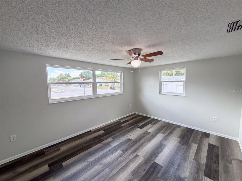 Activo con contrato: $245,000 (2 camas, 2 baños, 1310 Pies cuadrados)