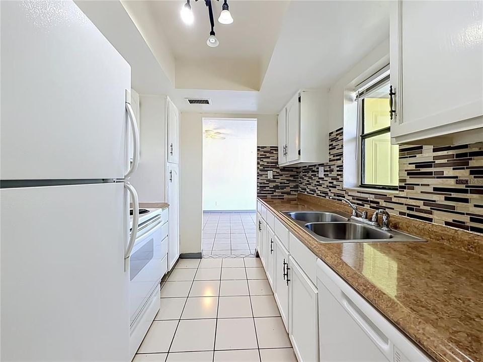 На продажу: $84,900 (1 спален, 1 ванн, 642 Квадратных фут)