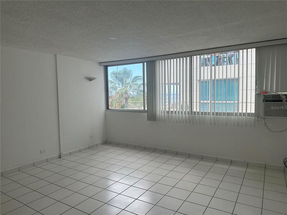 For Sale: $229,000 (1 beds, 1 baths, 398 Square Feet)