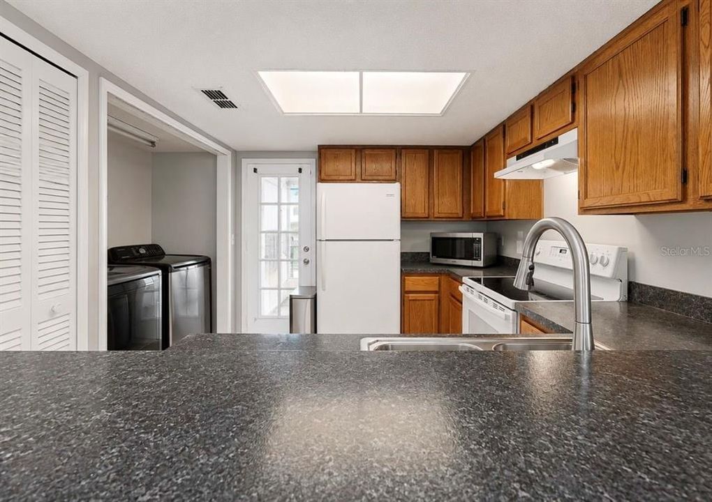 На продажу: $222,900 (2 спален, 2 ванн, 1288 Квадратных фут)