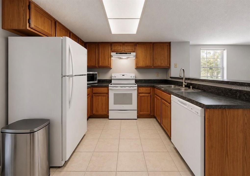 На продажу: $222,900 (2 спален, 2 ванн, 1288 Квадратных фут)