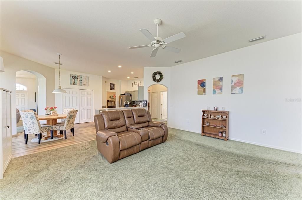 Activo con contrato: $440,000 (4 camas, 3 baños, 2377 Pies cuadrados)