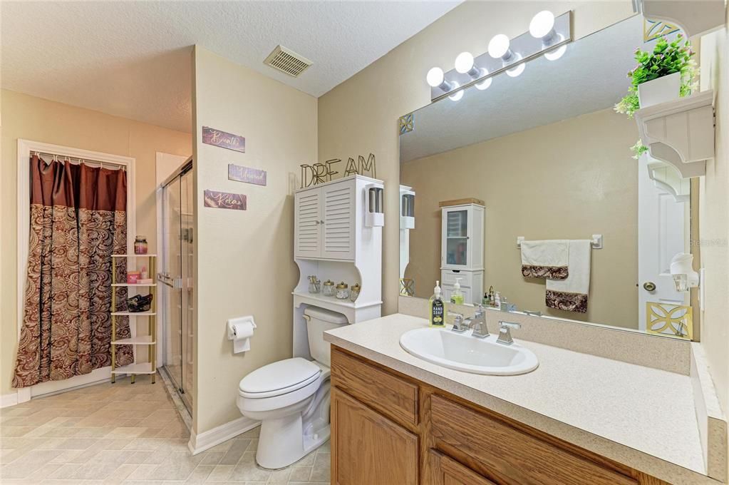 Activo con contrato: $440,000 (4 camas, 3 baños, 2377 Pies cuadrados)
