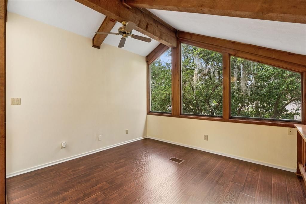 Activo con contrato: $799,000 (5 camas, 2 baños, 3381 Pies cuadrados)