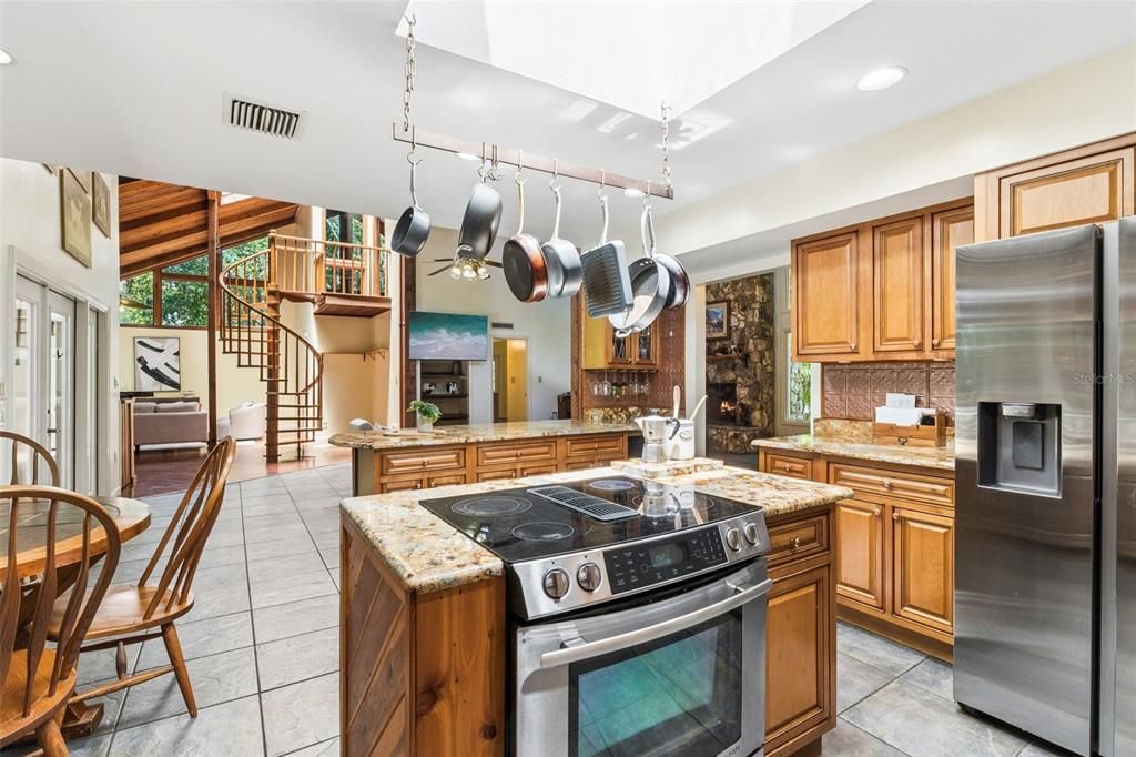 Activo con contrato: $799,000 (5 camas, 2 baños, 3381 Pies cuadrados)