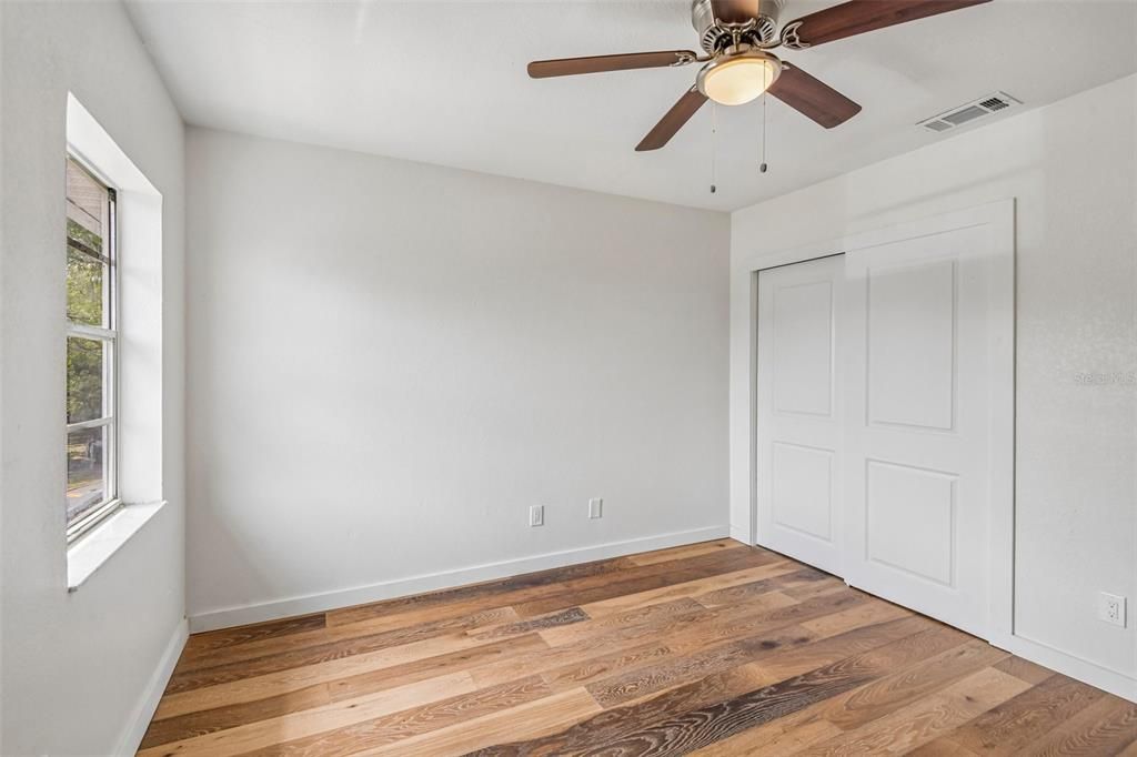 For Sale: $124,900 (2 beds, 1 baths, 864 Square Feet)