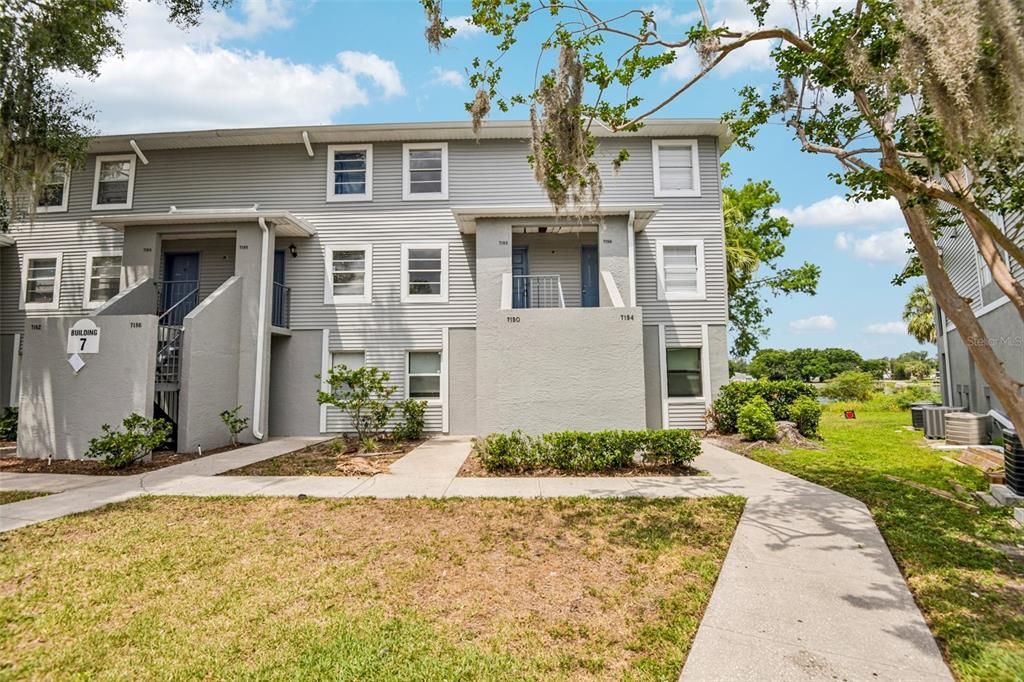 For Sale: $124,900 (2 beds, 1 baths, 864 Square Feet)