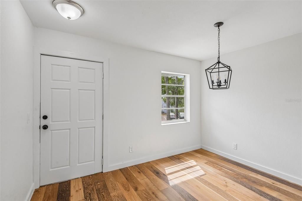 For Sale: $124,900 (2 beds, 1 baths, 864 Square Feet)