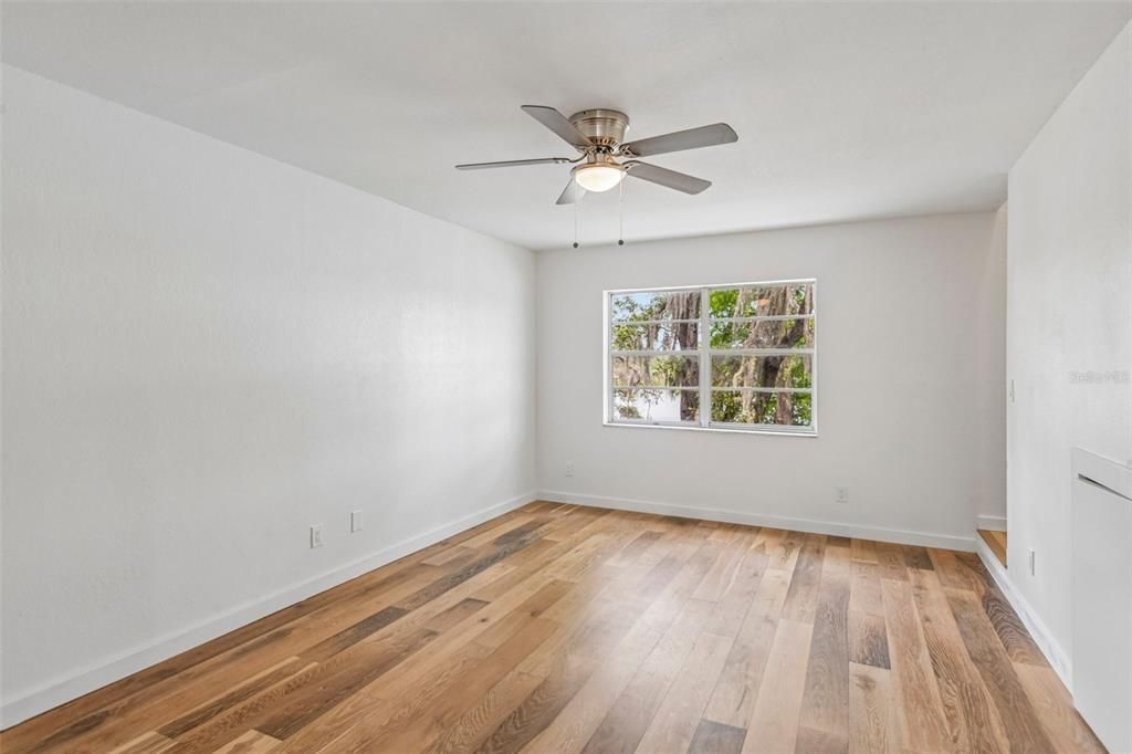 For Sale: $124,900 (2 beds, 1 baths, 864 Square Feet)