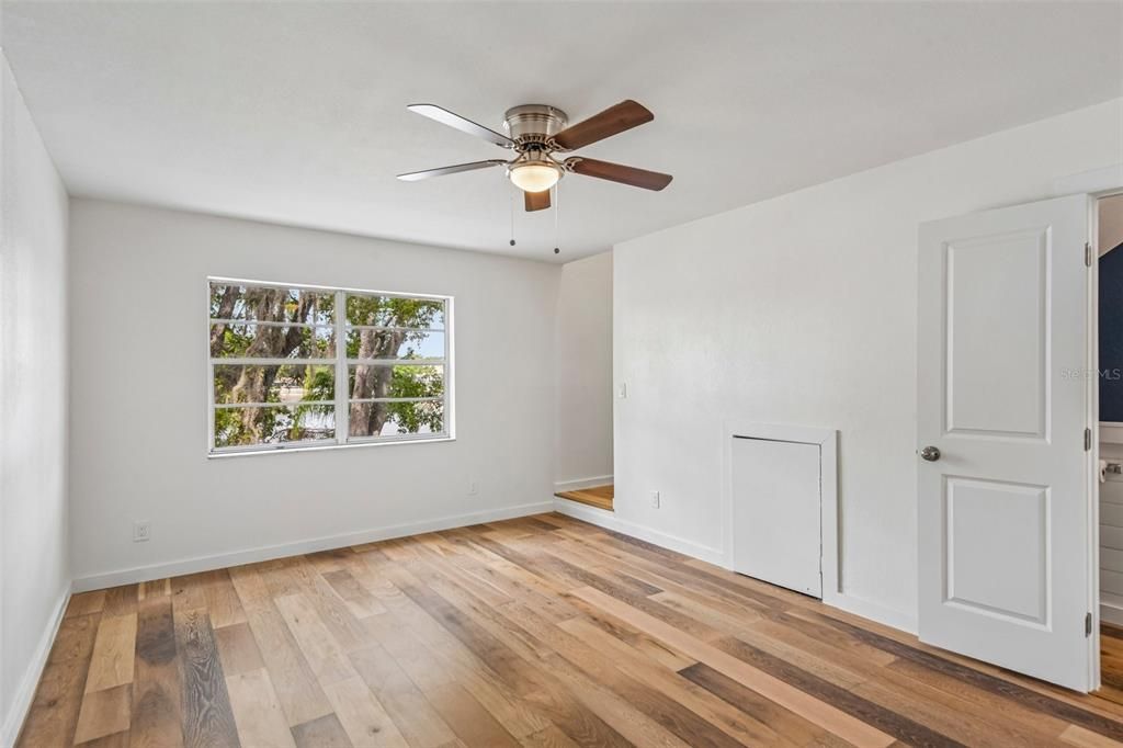 For Sale: $124,900 (2 beds, 1 baths, 864 Square Feet)