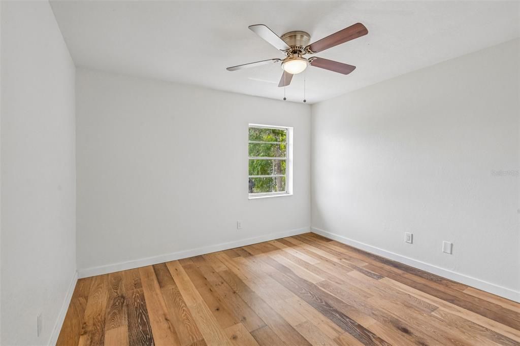 For Sale: $124,900 (2 beds, 1 baths, 864 Square Feet)