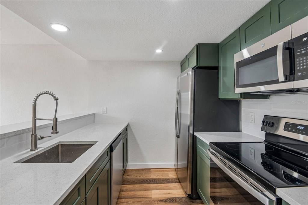 For Sale: $124,900 (2 beds, 1 baths, 864 Square Feet)
