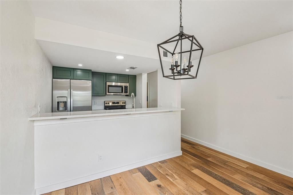 For Sale: $124,900 (2 beds, 1 baths, 864 Square Feet)