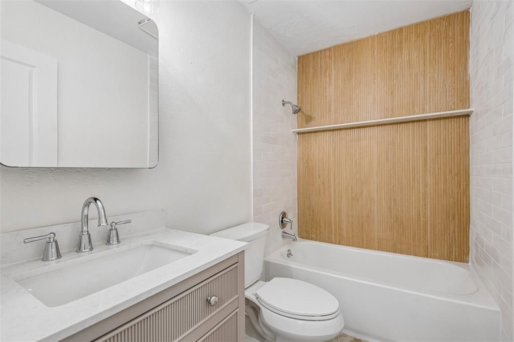 For Sale: $124,900 (2 beds, 1 baths, 864 Square Feet)