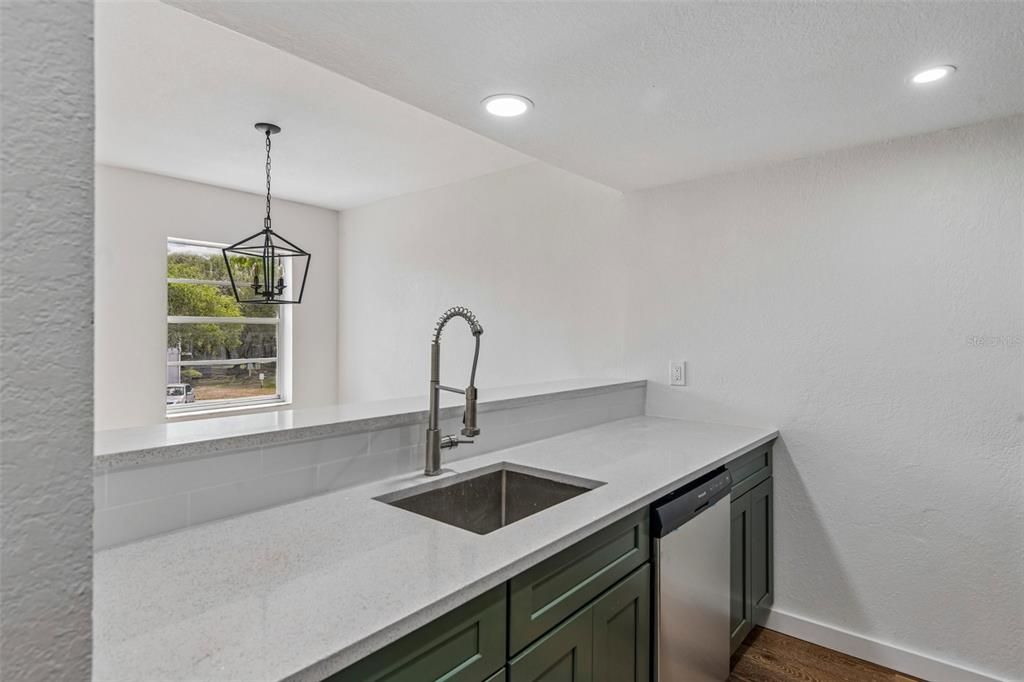 For Sale: $124,900 (2 beds, 1 baths, 864 Square Feet)