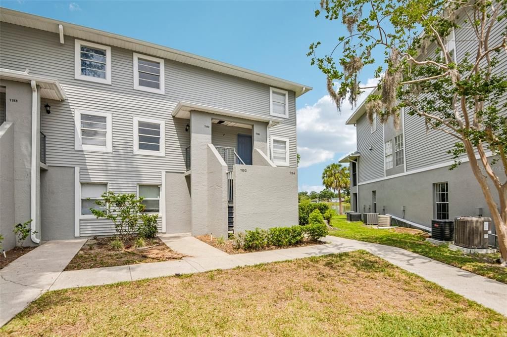 For Sale: $124,900 (2 beds, 1 baths, 864 Square Feet)