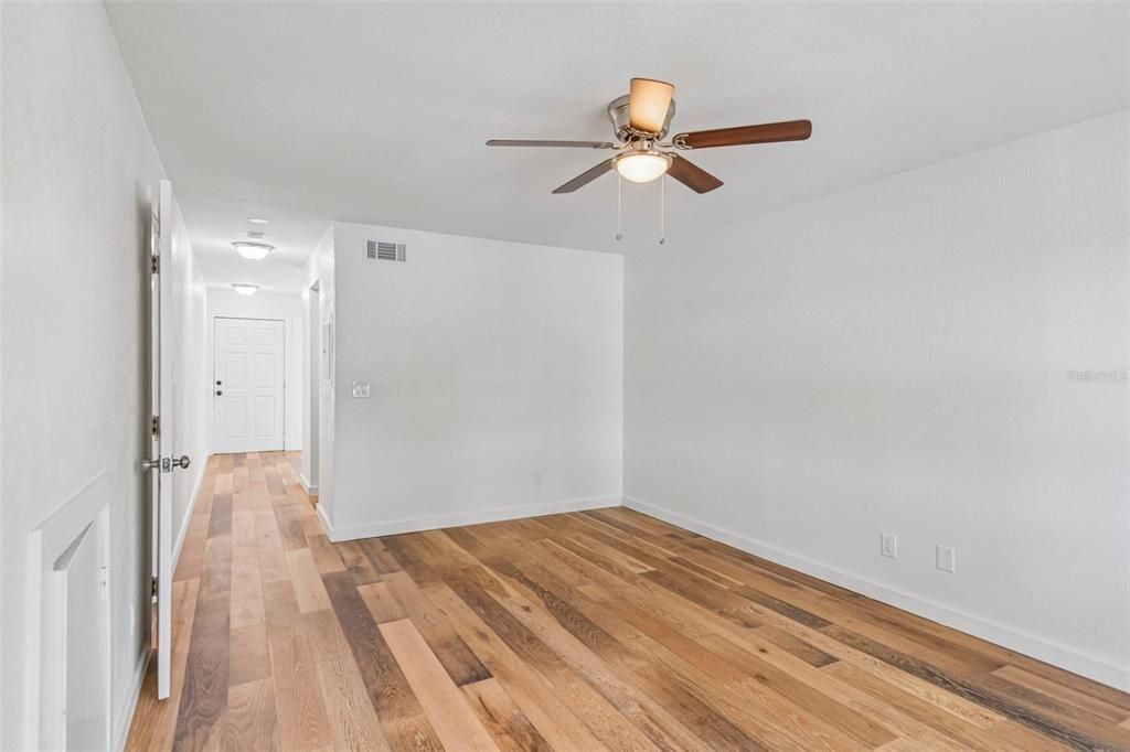 For Sale: $124,900 (2 beds, 1 baths, 864 Square Feet)