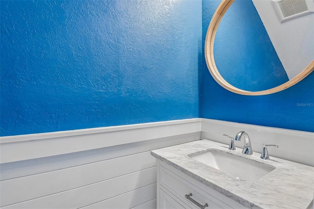 For Sale: $124,900 (2 beds, 1 baths, 864 Square Feet)
