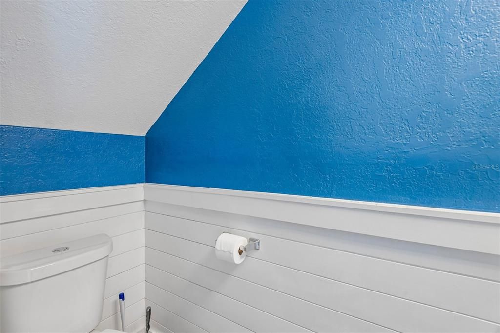 For Sale: $124,900 (2 beds, 1 baths, 864 Square Feet)