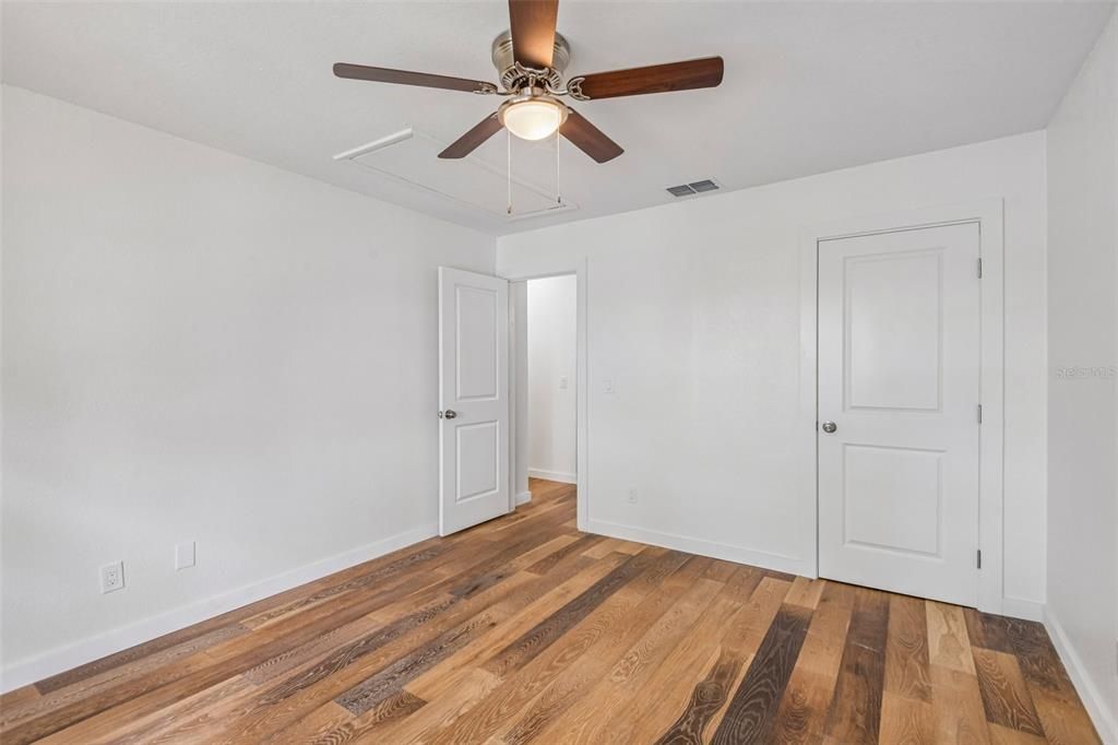 For Sale: $124,900 (2 beds, 1 baths, 864 Square Feet)