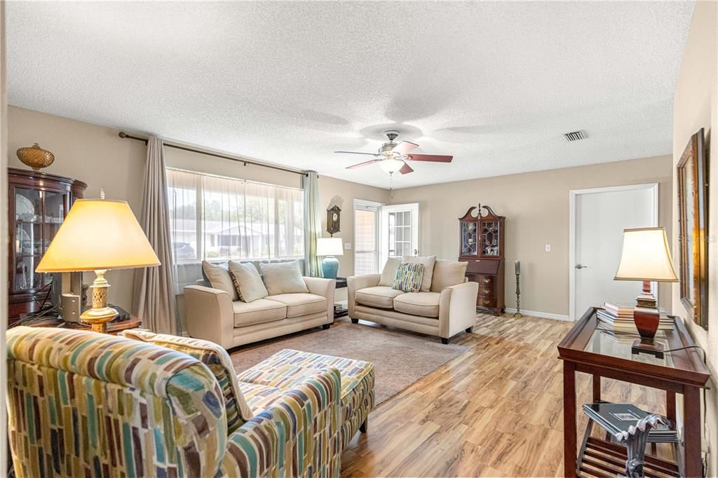 Activo con contrato: $179,000 (2 camas, 2 baños, 1001 Pies cuadrados)
