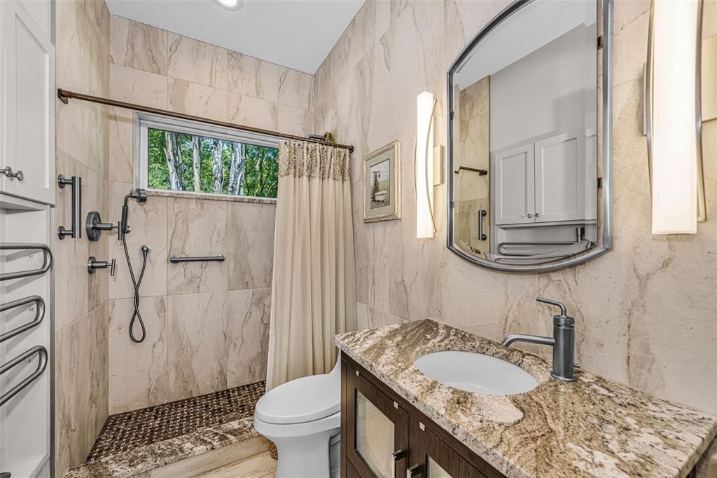Activo con contrato: $1,295,000 (4 camas, 3 baños, 3316 Pies cuadrados)