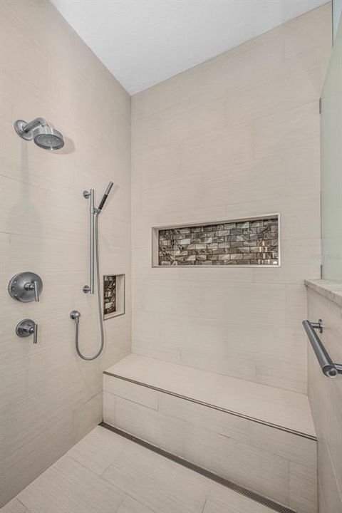 Activo con contrato: $1,295,000 (4 camas, 3 baños, 3316 Pies cuadrados)