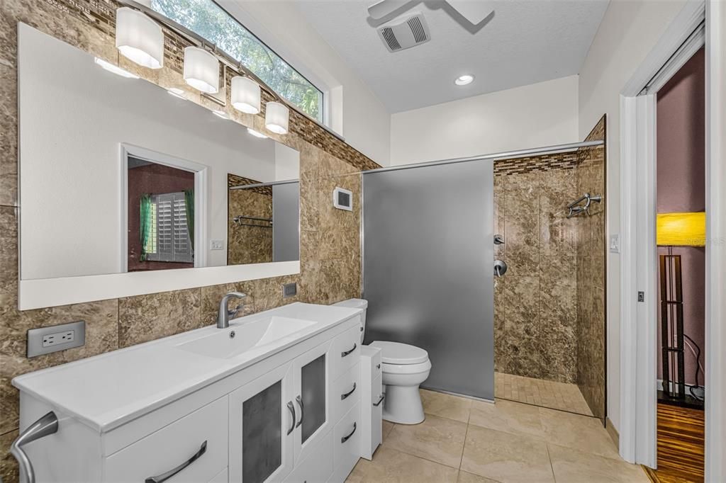 Activo con contrato: $1,295,000 (4 camas, 3 baños, 3316 Pies cuadrados)