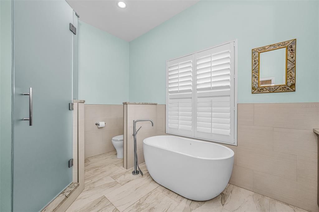 Activo con contrato: $1,295,000 (4 camas, 3 baños, 3316 Pies cuadrados)