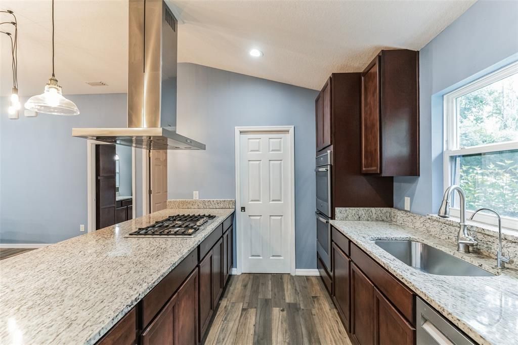 For Sale: $699,999 (3 beds, 2 baths, 1728 Square Feet)
