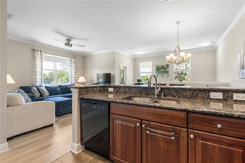 For Sale: $299,000 (2 beds, 2 baths, 1065 Square Feet)