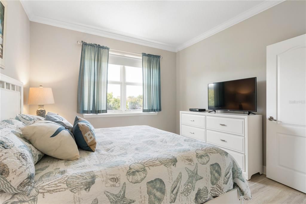 For Sale: $299,000 (2 beds, 2 baths, 1065 Square Feet)