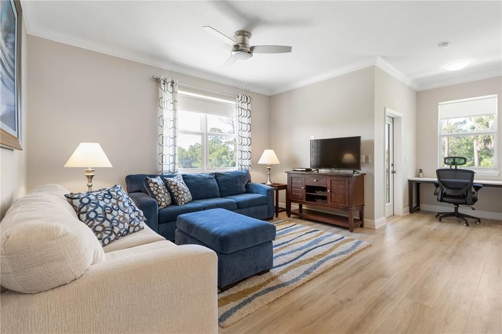 For Sale: $299,000 (2 beds, 2 baths, 1065 Square Feet)