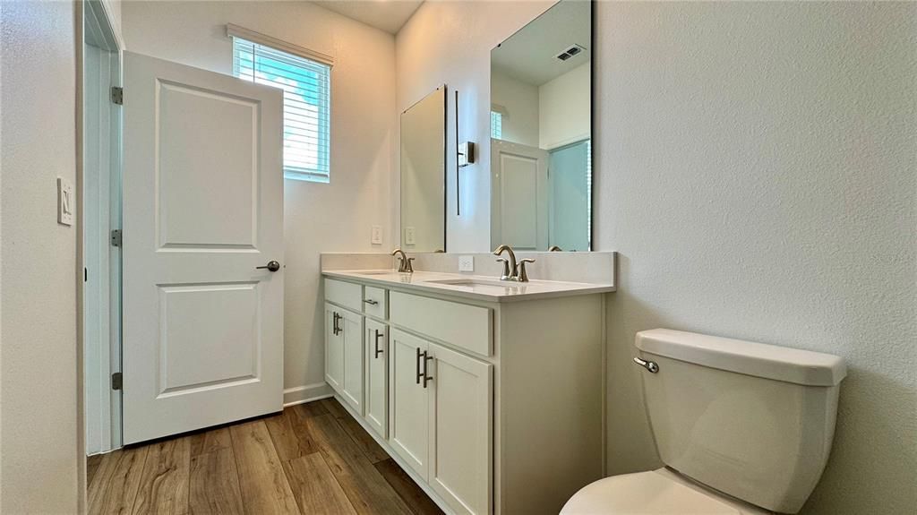 For Rent: $5,400 (6 beds, 5 baths, 3275 Square Feet)