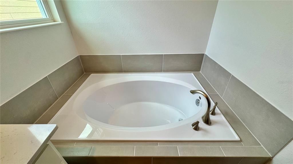 For Rent: $5,400 (6 beds, 5 baths, 3275 Square Feet)