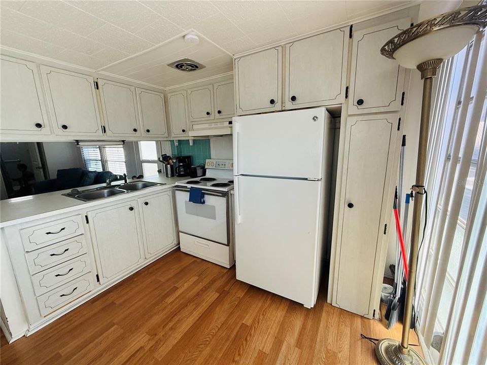 For Rent: $1,200 (1 beds, 1 baths, 570 Square Feet)