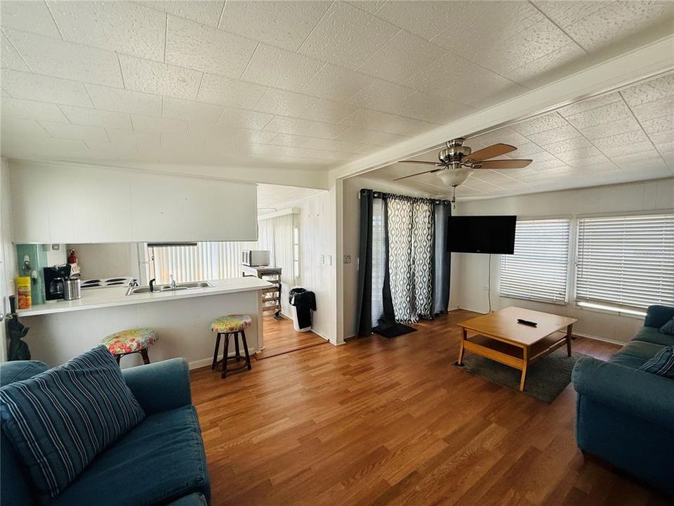 For Rent: $1,200 (1 beds, 1 baths, 570 Square Feet)
