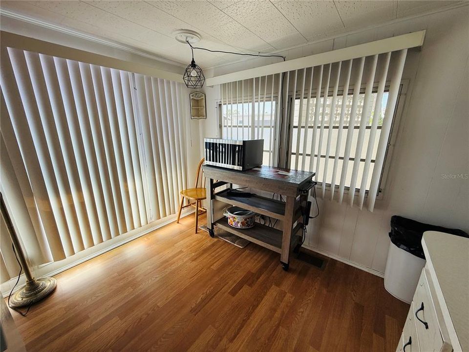For Rent: $1,200 (1 beds, 1 baths, 570 Square Feet)