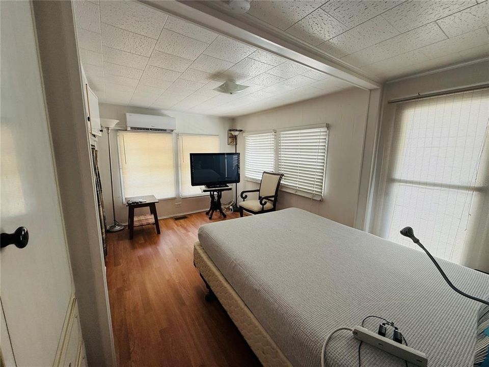 For Rent: $1,200 (1 beds, 1 baths, 570 Square Feet)