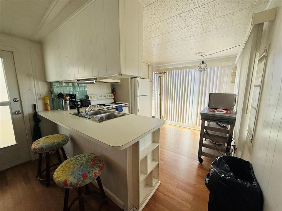 For Rent: $1,200 (1 beds, 1 baths, 570 Square Feet)