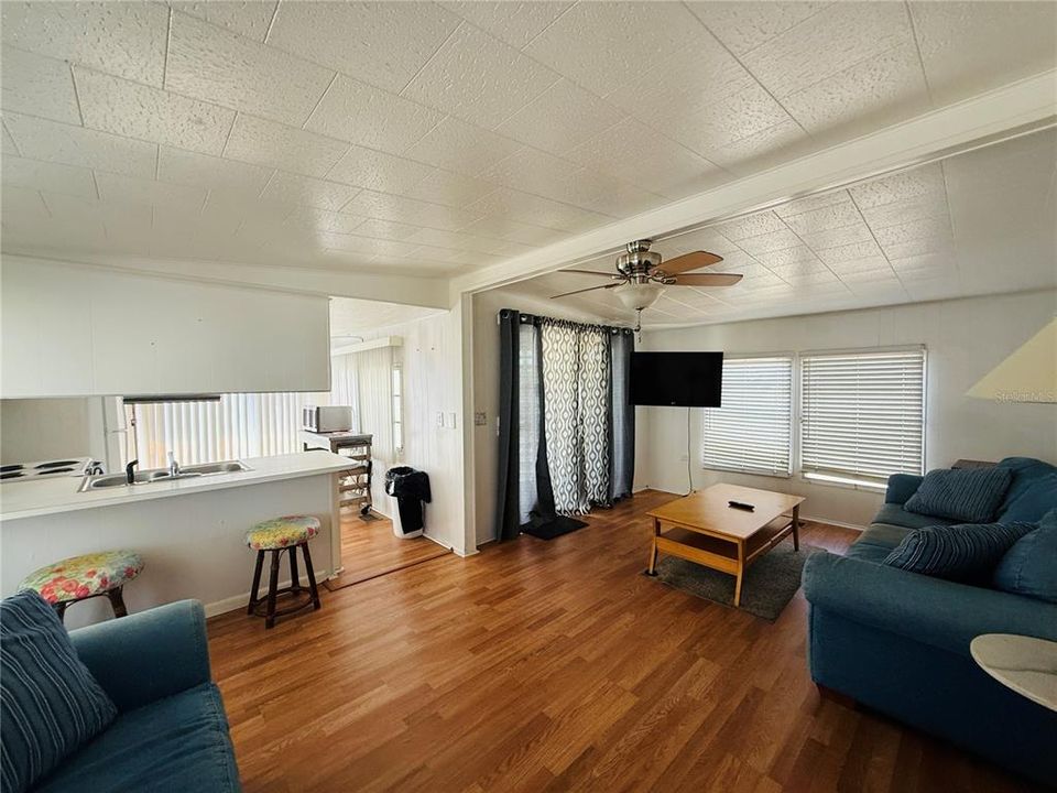 For Rent: $1,200 (1 beds, 1 baths, 570 Square Feet)